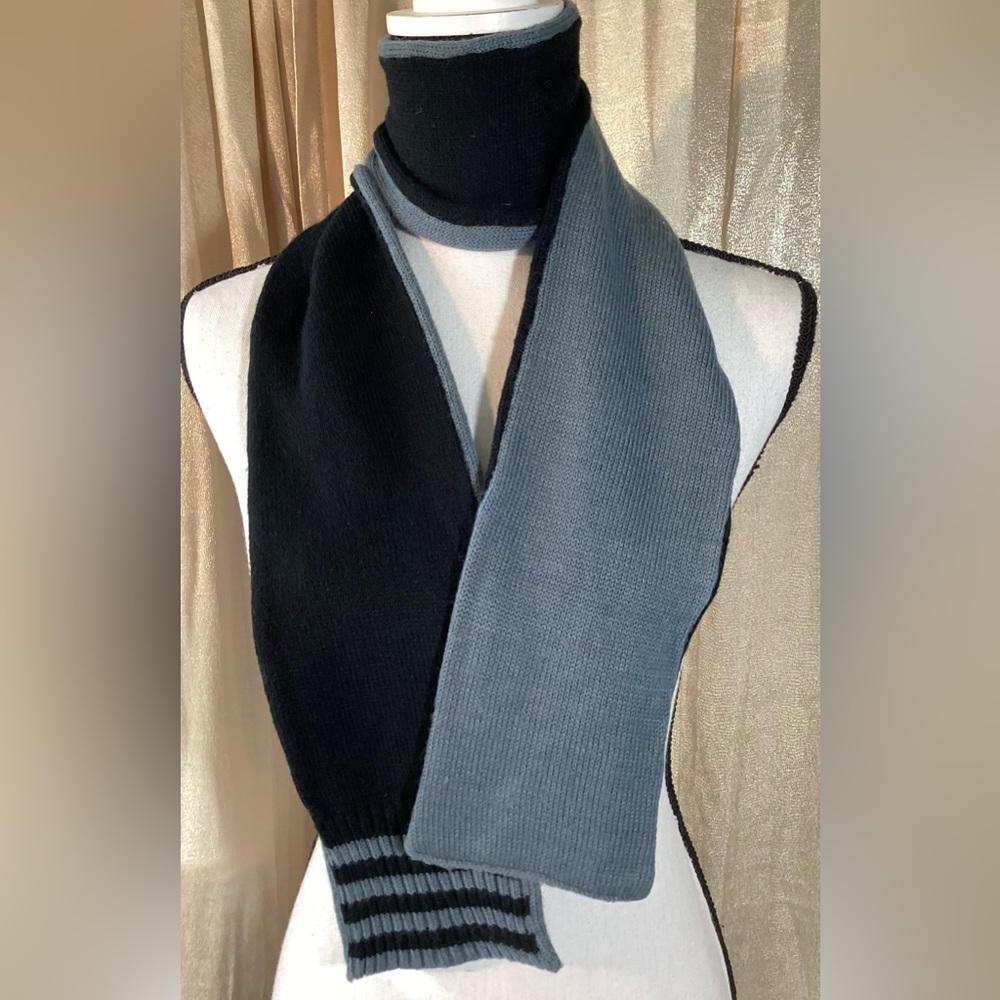 Berkshire Fashion knitted scarf. One Size